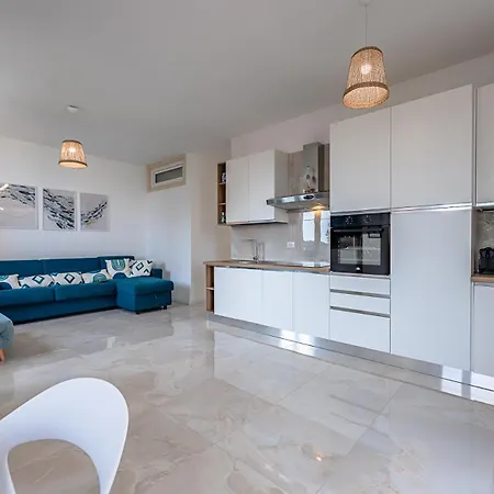 Prestige - Sea View - Free Parking Daire